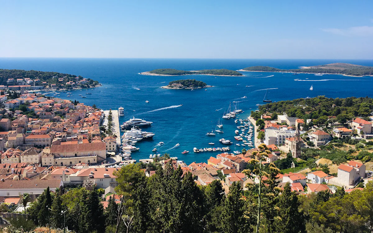 Pogled na luku grada Hvara s brodicama i otočićima