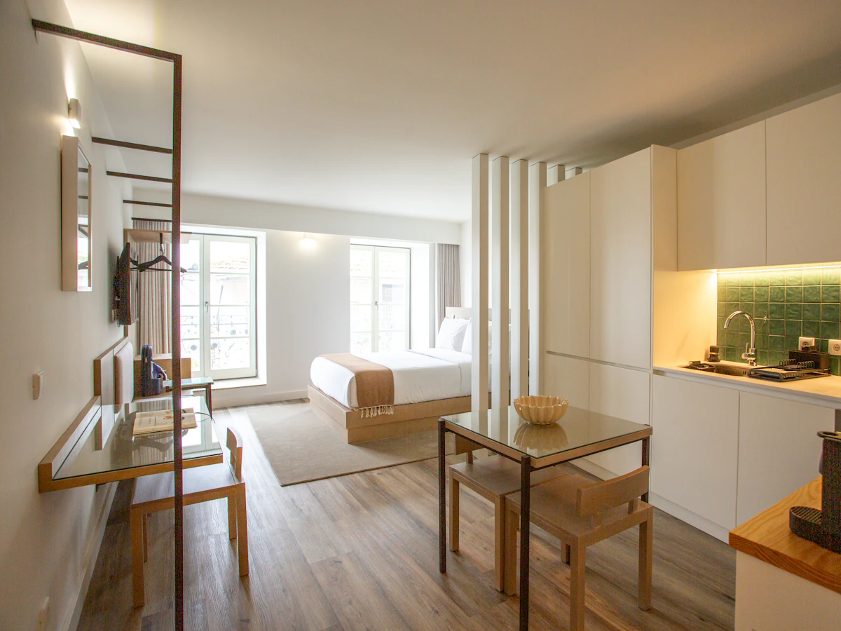 Svijetli studio apartman s kuhinjom, stolom i krevetom